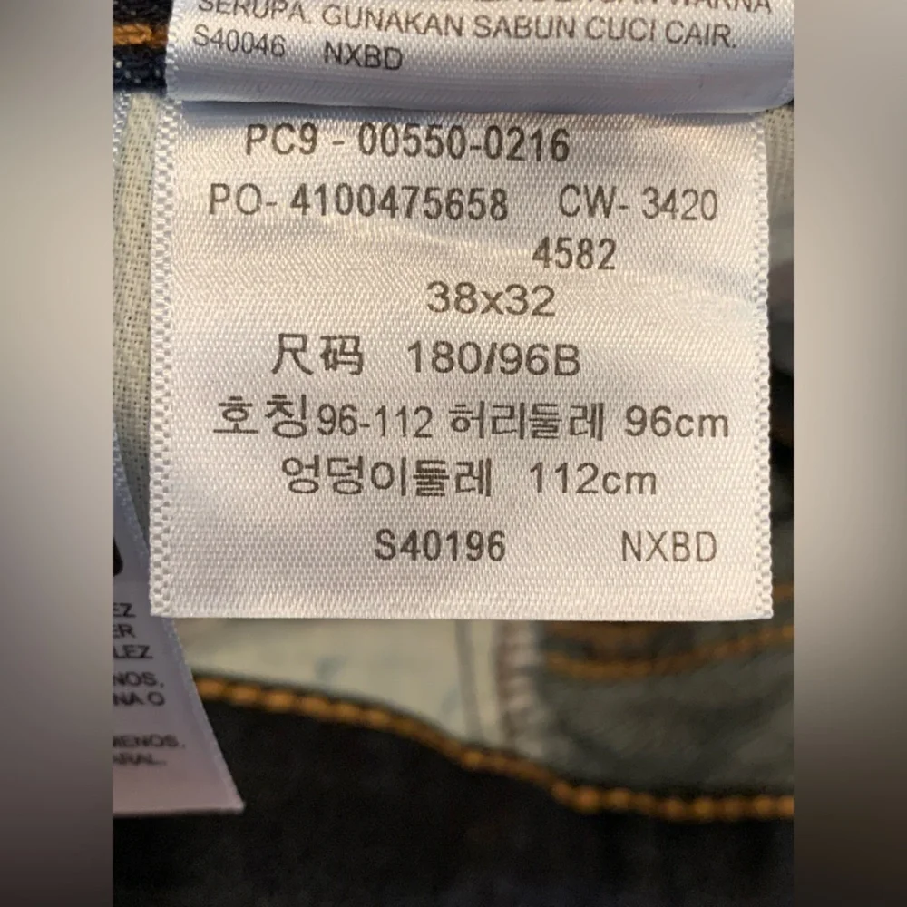 Levi’s 550 Relaxed Fit Dark Wash Men’s Jeans 38x32